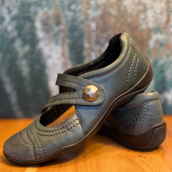 Clarks Shoes - Clarks Artisan Kessa Agnes Leather Velcro Mary Jane Flats Size 7 (EUC)